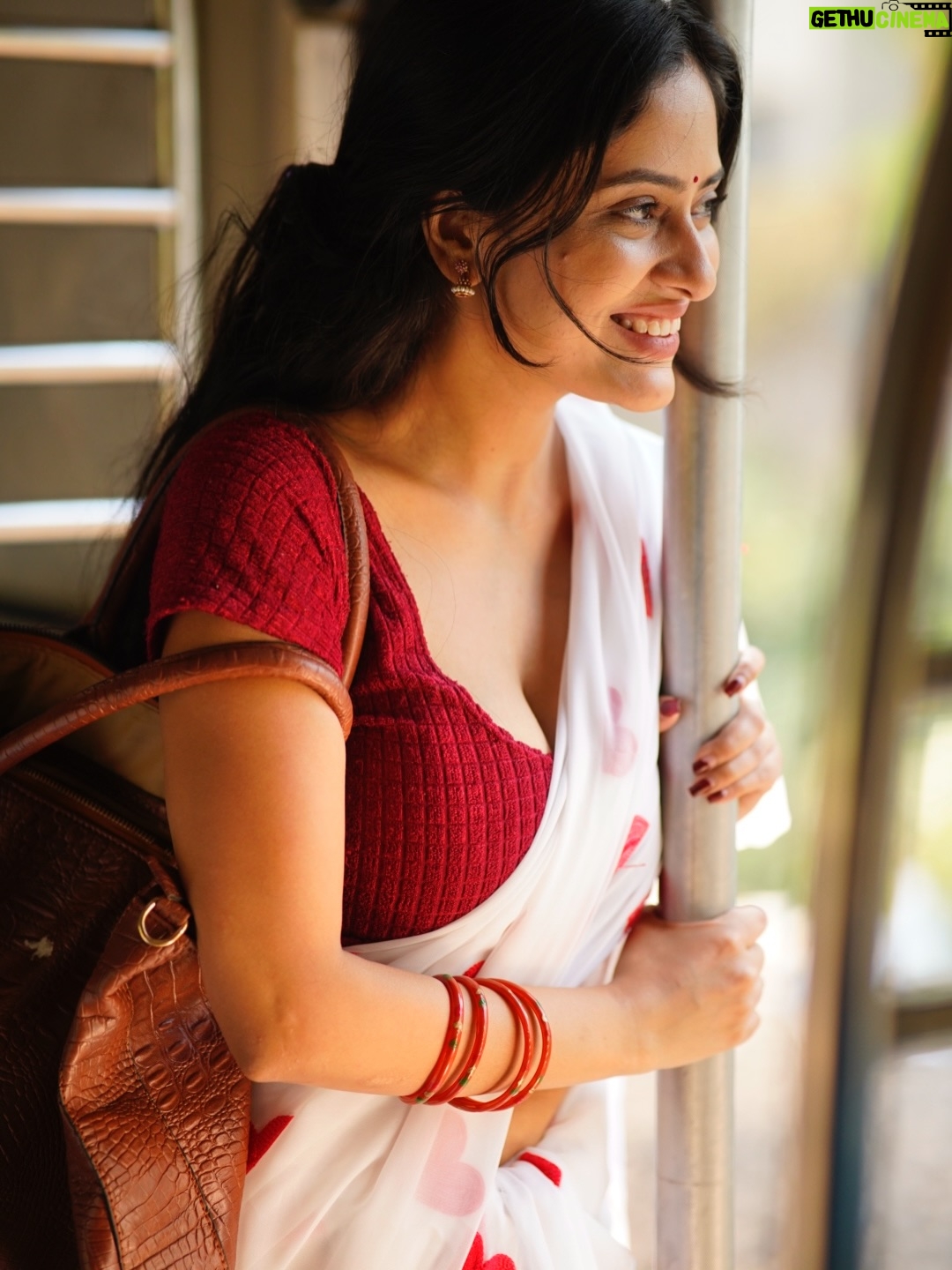 Sanya Thakur - 15.7K Likes - Safar chal raha tha, aur dil kahin aur ruk gaya✨✨✨ 
Pc @pixelpassionfotography 

#SareeReels #IndianGirl #TrainVibes 
#explore  #SoftGirlEra 
IndianFashion ReelIndia ViralReels 
RomanticReels IndianBeauty
