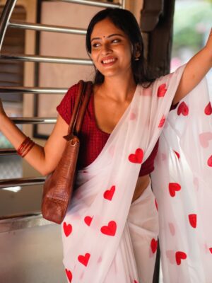 Sanya Thakur Instagram - Safar chal raha tha, aur dil kahin aur ruk gaya✨✨✨ 
Pc @pixelpassionfotography 

#SareeReels #IndianGirl #TrainVibes 
#explore  #SoftGirlEra 
IndianFashion ReelIndia ViralReels 
RomanticReels IndianBeauty