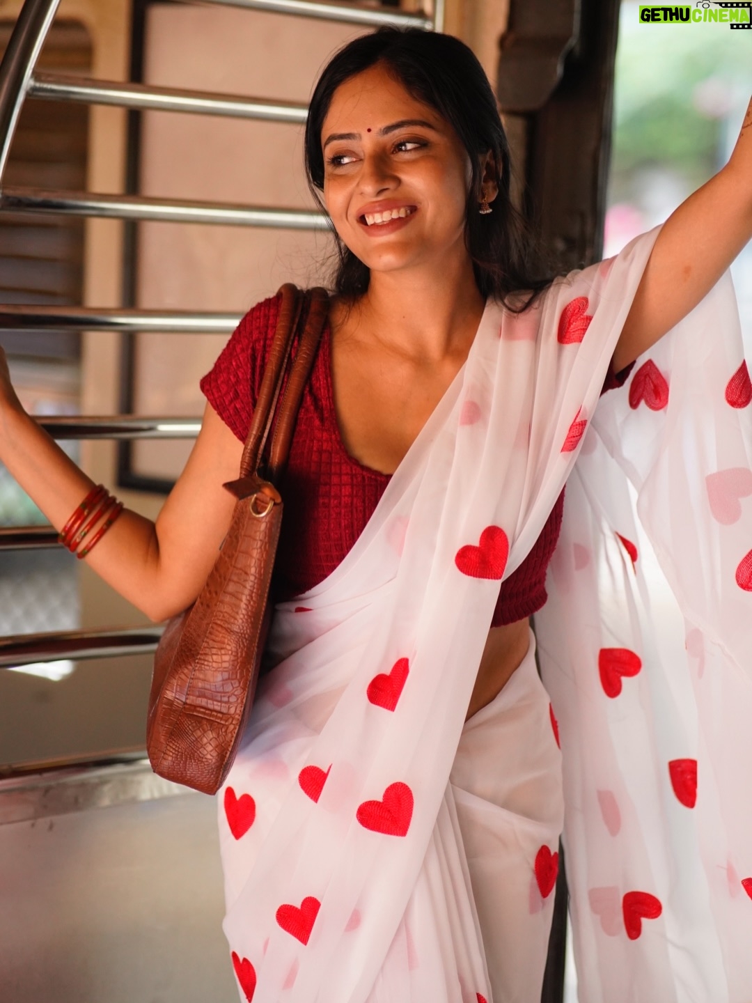 Sanya Thakur - 15.7K Likes - Safar chal raha tha, aur dil kahin aur ruk gaya✨✨✨ 
Pc @pixelpassionfotography 

#SareeReels #IndianGirl #TrainVibes 
#explore  #SoftGirlEra 
IndianFashion ReelIndia ViralReels 
RomanticReels IndianBeauty