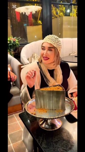 Sara Monjezi Instagram - ⁨	خدایا
برای سال جدید زندگیم،
دلِ آروم، فکرِ روشن و قلبِ شاد عطا کن.
راهم رو پر از نور کن،
دوست‌های خوب سر راهم بذار،
و بهم جرأت بده همیشه خودم باشم.
غم‌ها کوتاه، لبخندها موندگار،
و آرزوها به وقتِ درست برسن.
هرجا که هستم، زیرِ نگاهِ مهربونِ تو امن باشه.
آمین🤍⁩