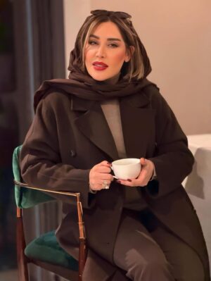 Sara Monjezi Instagram - فهمیده‌ام انسان باید همیشه مشغول باشد، وگرنه غصه خواهدخورد!
انسان باید همیشه کار کند و مسئولیت داشته‌باشد و خسته و خواب‌آلوده به رختخواب برگردد. آدمیزاد اگر ذره‌ای استعدادِ زیاد فکر کردن و زیاد فهمیدن داشته‌باشد، رنج دنیا را تاب نخواهد آورد، مگر اینکه خودش را تا حد خفگی، در کار و مشغولیت‌ها غرق کند، آنقدر که دیگر نتواند دقت کند و اهمیت بدهد و به چیز دیگری فکر کند