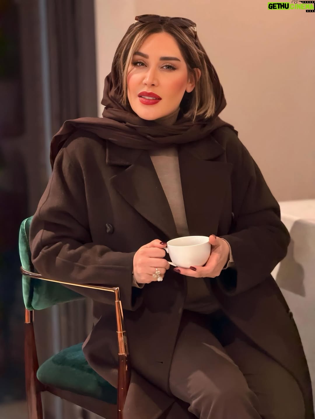 Sara Monjezi - 13.7K Likes - فهمیده‌ام انسان باید همیشه مشغول باشد، وگرنه غصه خواهدخورد!
انسان باید همیشه کار کند و مسئولیت داشته‌باشد و خسته و خواب‌آلوده به رختخواب برگردد. آدمیزاد اگر ذره‌ای استعدادِ زیاد فکر کردن و زیاد فهمیدن داشته‌باشد، رنج دنیا را تاب نخواهد آورد، مگر اینکه خودش را تا حد خفگی، در کار و مشغولیت‌ها غرق کند، آنقدر که دیگر نتواند دقت کند و اهمیت بدهد و به چیز دیگری فکر کند