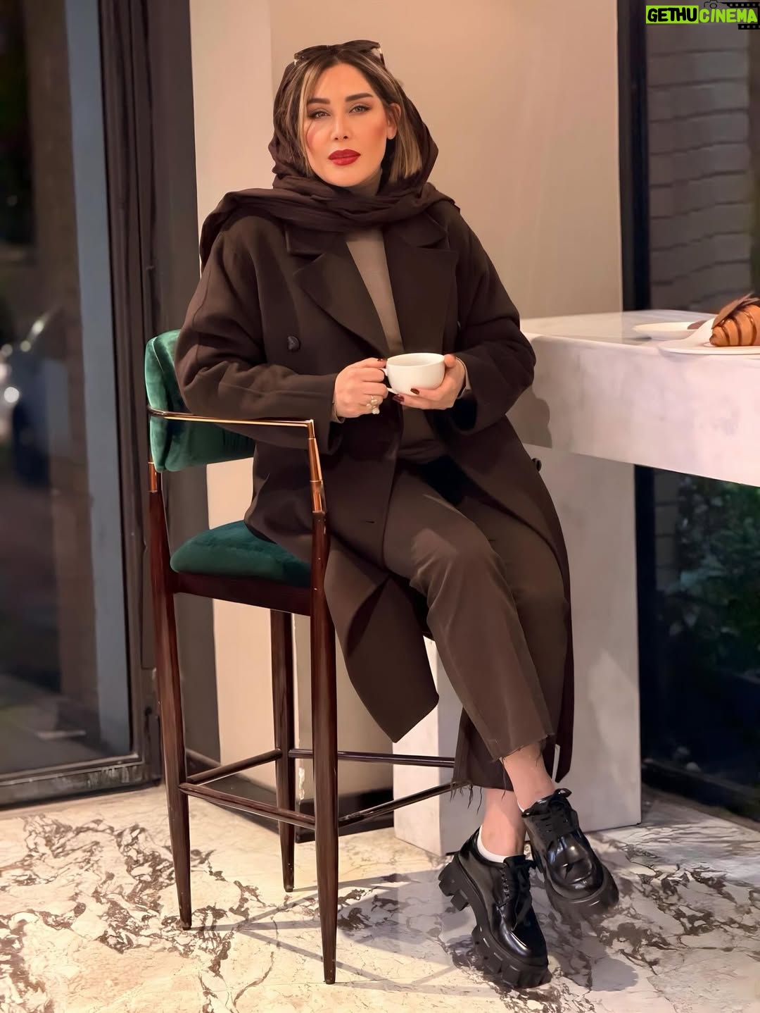 Sara Monjezi - 13.7K Likes - فهمیده‌ام انسان باید همیشه مشغول باشد، وگرنه غصه خواهدخورد!
انسان باید همیشه کار کند و مسئولیت داشته‌باشد و خسته و خواب‌آلوده به رختخواب برگردد. آدمیزاد اگر ذره‌ای استعدادِ زیاد فکر کردن و زیاد فهمیدن داشته‌باشد، رنج دنیا را تاب نخواهد آورد، مگر اینکه خودش را تا حد خفگی، در کار و مشغولیت‌ها غرق کند، آنقدر که دیگر نتواند دقت کند و اهمیت بدهد و به چیز دیگری فکر کند