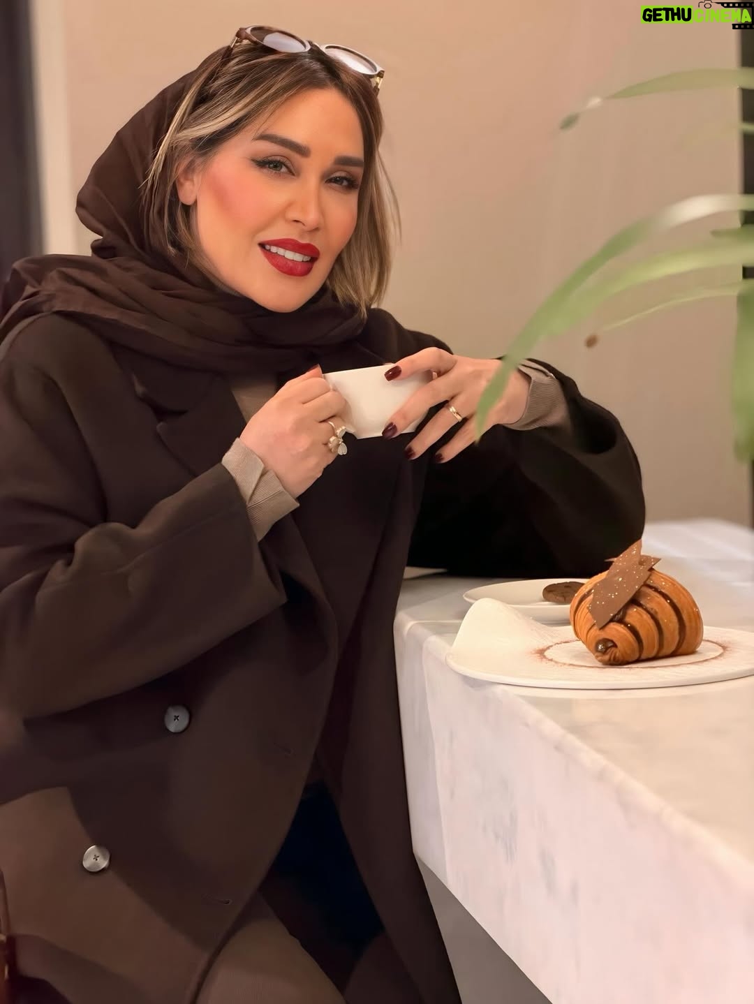 Sara Monjezi - 13.7K Likes - فهمیده‌ام انسان باید همیشه مشغول باشد، وگرنه غصه خواهدخورد!
انسان باید همیشه کار کند و مسئولیت داشته‌باشد و خسته و خواب‌آلوده به رختخواب برگردد. آدمیزاد اگر ذره‌ای استعدادِ زیاد فکر کردن و زیاد فهمیدن داشته‌باشد، رنج دنیا را تاب نخواهد آورد، مگر اینکه خودش را تا حد خفگی، در کار و مشغولیت‌ها غرق کند، آنقدر که دیگر نتواند دقت کند و اهمیت بدهد و به چیز دیگری فکر کند