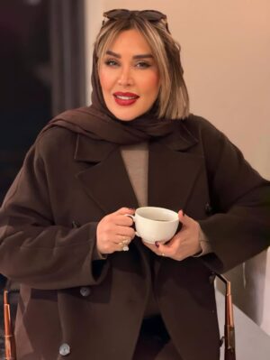 Sara Monjezi Instagram - فهمیده‌ام انسان باید همیشه مشغول باشد، وگرنه غصه خواهدخورد!
انسان باید همیشه کار کند و مسئولیت داشته‌باشد و خسته و خواب‌آلوده به رختخواب برگردد. آدمیزاد اگر ذره‌ای استعدادِ زیاد فکر کردن و زیاد فهمیدن داشته‌باشد، رنج دنیا را تاب نخواهد آورد، مگر اینکه خودش را تا حد خفگی، در کار و مشغولیت‌ها غرق کند، آنقدر که دیگر نتواند دقت کند و اهمیت بدهد و به چیز دیگری فکر کند