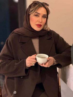 Sara Monjezi Instagram - فهمیده‌ام انسان باید همیشه مشغول باشد، وگرنه غصه خواهدخورد!
انسان باید همیشه کار کند و مسئولیت داشته‌باشد و خسته و خواب‌آلوده به رختخواب برگردد. آدمیزاد اگر ذره‌ای استعدادِ زیاد فکر کردن و زیاد فهمیدن داشته‌باشد، رنج دنیا را تاب نخواهد آورد، مگر اینکه خودش را تا حد خفگی، در کار و مشغولیت‌ها غرق کند، آنقدر که دیگر نتواند دقت کند و اهمیت بدهد و به چیز دیگری فکر کند