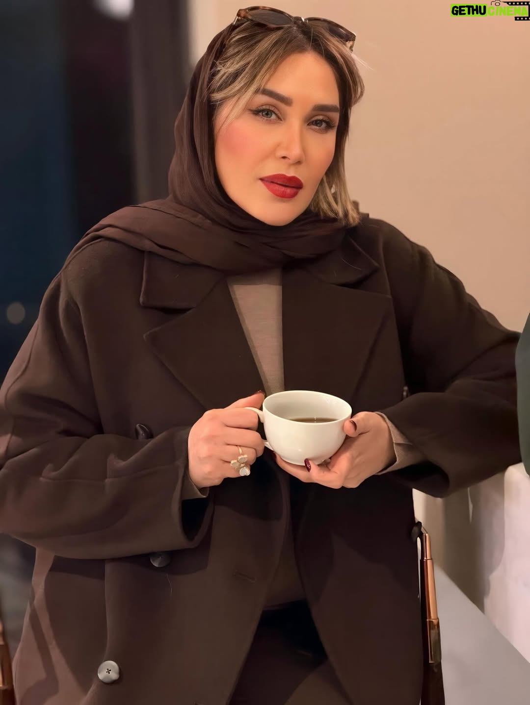 Sara Monjezi - 13.7K Likes - فهمیده‌ام انسان باید همیشه مشغول باشد، وگرنه غصه خواهدخورد!
انسان باید همیشه کار کند و مسئولیت داشته‌باشد و خسته و خواب‌آلوده به رختخواب برگردد. آدمیزاد اگر ذره‌ای استعدادِ زیاد فکر کردن و زیاد فهمیدن داشته‌باشد، رنج دنیا را تاب نخواهد آورد، مگر اینکه خودش را تا حد خفگی، در کار و مشغولیت‌ها غرق کند، آنقدر که دیگر نتواند دقت کند و اهمیت بدهد و به چیز دیگری فکر کند