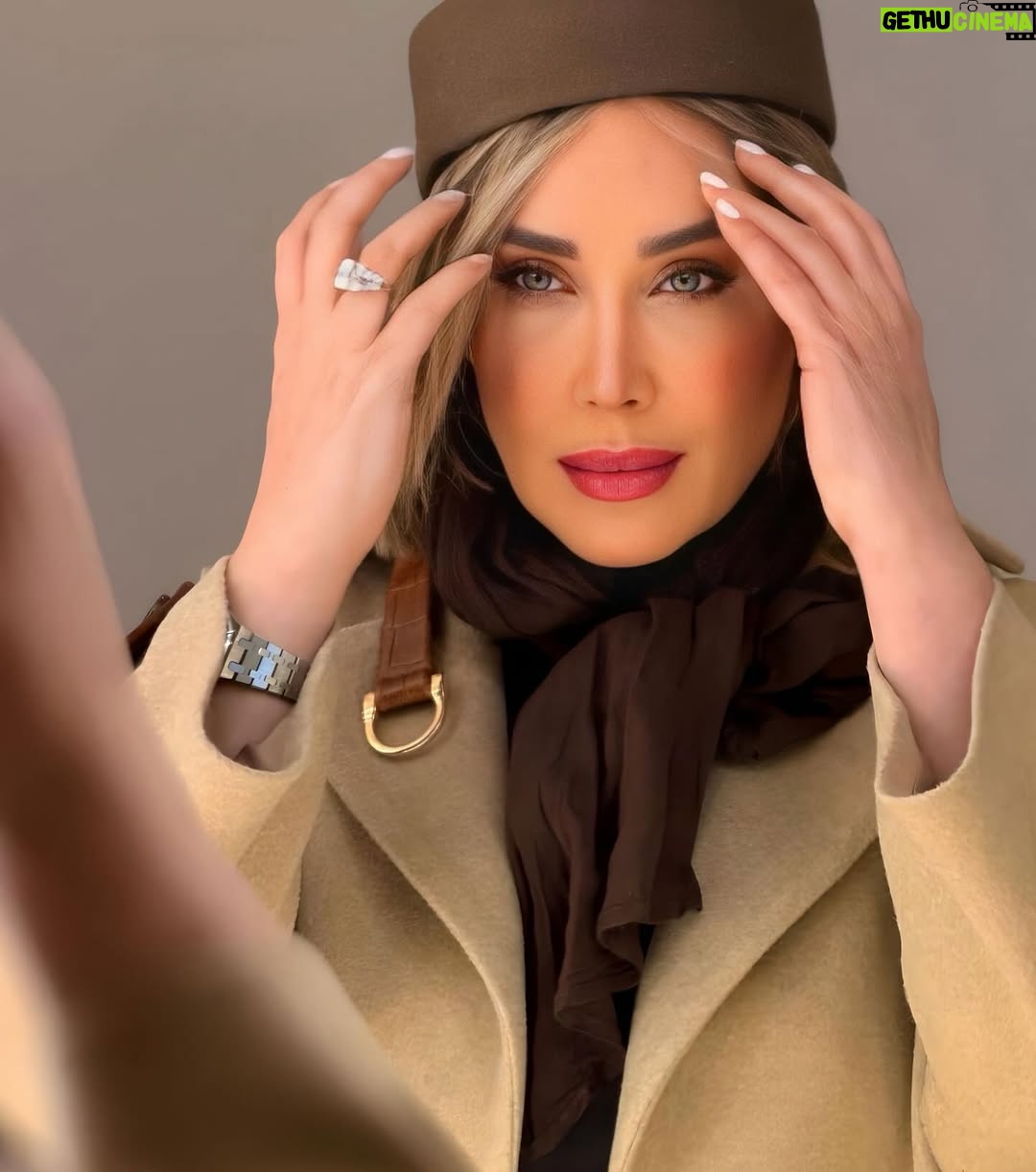 Sara Monjezi - 14K Likes - آینده رو نمیشه دید و گذشته رو نمیشه دوباره زندگی کرد. چند نفر وقتی عاشق شدن که انتظارش رو داشتن؟ یا مردن وقتی فکرش رو می‌کردن؟ هر احساس و خاطره‌ای که از گذشته داریم، بارها در ذهن‌مون دستکاری شده تا متناسب با وضعیت خوش و ناخوش کنونی‌مون باشه. همه‌ی چیزی که داریم، همین الانه. میگه مهر دخترک موقعی در قلبش دوید که در حیاط پشتی او رو دید؛ و دخترک رو وقتی از دست داد که داشت میوه می‌خرید. نه می‌دونست قراره عاشق بشه، نه می‌دونست قراره محبوبش رو از دست بده. 
@solamor.prive 
@kolahdoozi.jalildokht 
@solamordesign