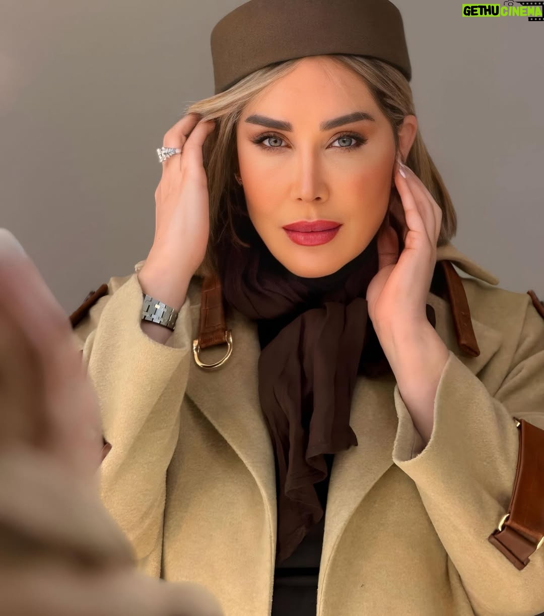 Sara Monjezi - 14K Likes - آینده رو نمیشه دید و گذشته رو نمیشه دوباره زندگی کرد. چند نفر وقتی عاشق شدن که انتظارش رو داشتن؟ یا مردن وقتی فکرش رو می‌کردن؟ هر احساس و خاطره‌ای که از گذشته داریم، بارها در ذهن‌مون دستکاری شده تا متناسب با وضعیت خوش و ناخوش کنونی‌مون باشه. همه‌ی چیزی که داریم، همین الانه. میگه مهر دخترک موقعی در قلبش دوید که در حیاط پشتی او رو دید؛ و دخترک رو وقتی از دست داد که داشت میوه می‌خرید. نه می‌دونست قراره عاشق بشه، نه می‌دونست قراره محبوبش رو از دست بده. 
@solamor.prive 
@kolahdoozi.jalildokht 
@solamordesign