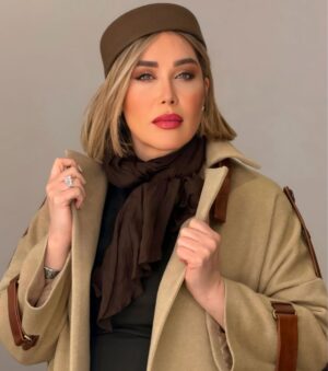Sara Monjezi Instagram - آینده رو نمیشه دید و گذشته رو نمیشه دوباره زندگی کرد. چند نفر وقتی عاشق شدن که انتظارش رو داشتن؟ یا مردن وقتی فکرش رو می‌کردن؟ هر احساس و خاطره‌ای که از گذشته داریم، بارها در ذهن‌مون دستکاری شده تا متناسب با وضعیت خوش و ناخوش کنونی‌مون باشه. همه‌ی چیزی که داریم، همین الانه. میگه مهر دخترک موقعی در قلبش دوید که در حیاط پشتی او رو دید؛ و دخترک رو وقتی از دست داد که داشت میوه می‌خرید. نه می‌دونست قراره عاشق بشه، نه می‌دونست قراره محبوبش رو از دست بده. 
@solamor.prive 
@kolahdoozi.jalildokht 
@solamordesign