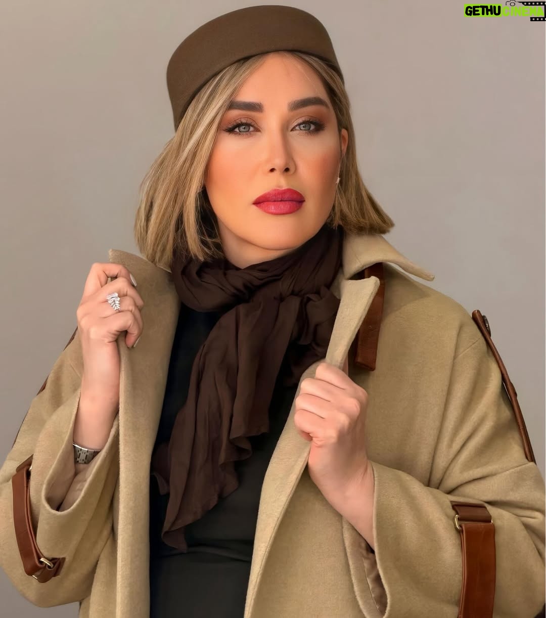 Sara Monjezi - 14K Likes - آینده رو نمیشه دید و گذشته رو نمیشه دوباره زندگی کرد. چند نفر وقتی عاشق شدن که انتظارش رو داشتن؟ یا مردن وقتی فکرش رو می‌کردن؟ هر احساس و خاطره‌ای که از گذشته داریم، بارها در ذهن‌مون دستکاری شده تا متناسب با وضعیت خوش و ناخوش کنونی‌مون باشه. همه‌ی چیزی که داریم، همین الانه. میگه مهر دخترک موقعی در قلبش دوید که در حیاط پشتی او رو دید؛ و دخترک رو وقتی از دست داد که داشت میوه می‌خرید. نه می‌دونست قراره عاشق بشه، نه می‌دونست قراره محبوبش رو از دست بده. 
@solamor.prive 
@kolahdoozi.jalildokht 
@solamordesign