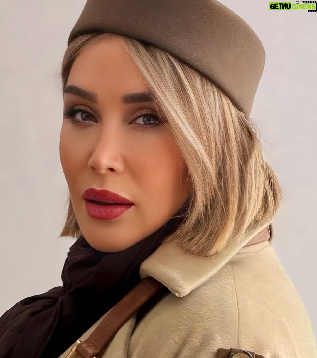 Sara Monjezi - 14K Likes - آینده رو نمیشه دید و گذشته رو نمیشه دوباره زندگی کرد. چند نفر وقتی عاشق شدن که انتظارش رو داشتن؟ یا مردن وقتی فکرش رو می‌کردن؟ هر احساس و خاطره‌ای که از گذشته داریم، بارها در ذهن‌مون دستکاری شده تا متناسب با وضعیت خوش و ناخوش کنونی‌مون باشه. همه‌ی چیزی که داریم، همین الانه. میگه مهر دخترک موقعی در قلبش دوید که در حیاط پشتی او رو دید؛ و دخترک رو وقتی از دست داد که داشت میوه می‌خرید. نه می‌دونست قراره عاشق بشه، نه می‌دونست قراره محبوبش رو از دست بده. 
@solamor.prive 
@kolahdoozi.jalildokht 
@solamordesign