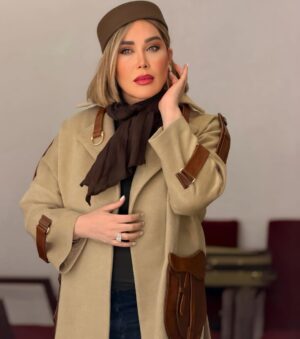 Sara Monjezi Instagram - آینده رو نمیشه دید و گذشته رو نمیشه دوباره زندگی کرد. چند نفر وقتی عاشق شدن که انتظارش رو داشتن؟ یا مردن وقتی فکرش رو می‌کردن؟ هر احساس و خاطره‌ای که از گذشته داریم، بارها در ذهن‌مون دستکاری شده تا متناسب با وضعیت خوش و ناخوش کنونی‌مون باشه. همه‌ی چیزی که داریم، همین الانه. میگه مهر دخترک موقعی در قلبش دوید که در حیاط پشتی او رو دید؛ و دخترک رو وقتی از دست داد که داشت میوه می‌خرید. نه می‌دونست قراره عاشق بشه، نه می‌دونست قراره محبوبش رو از دست بده. 
@solamor.prive 
@kolahdoozi.jalildokht 
@solamordesign