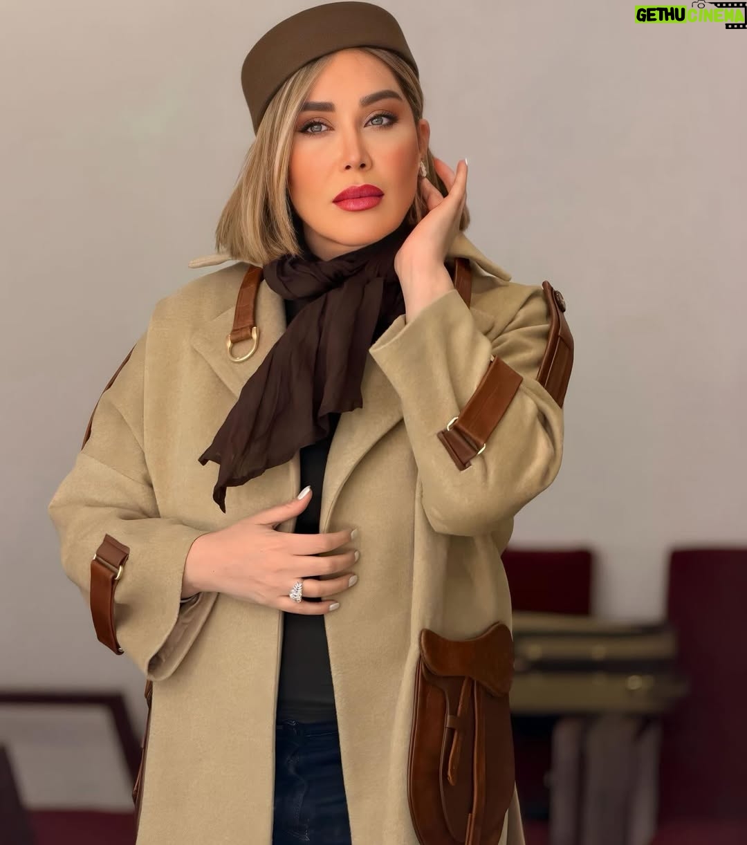 Sara Monjezi - 14K Likes - آینده رو نمیشه دید و گذشته رو نمیشه دوباره زندگی کرد. چند نفر وقتی عاشق شدن که انتظارش رو داشتن؟ یا مردن وقتی فکرش رو می‌کردن؟ هر احساس و خاطره‌ای که از گذشته داریم، بارها در ذهن‌مون دستکاری شده تا متناسب با وضعیت خوش و ناخوش کنونی‌مون باشه. همه‌ی چیزی که داریم، همین الانه. میگه مهر دخترک موقعی در قلبش دوید که در حیاط پشتی او رو دید؛ و دخترک رو وقتی از دست داد که داشت میوه می‌خرید. نه می‌دونست قراره عاشق بشه، نه می‌دونست قراره محبوبش رو از دست بده. 
@solamor.prive 
@kolahdoozi.jalildokht 
@solamordesign