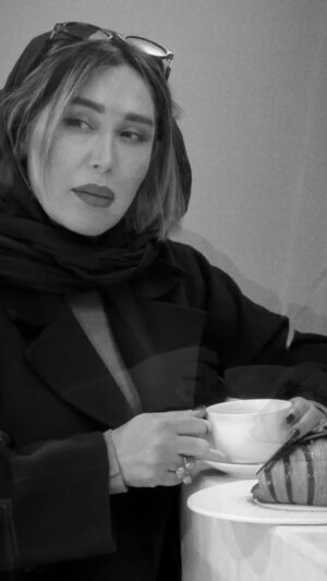 Sara Monjezi Instagram - تا ابد کُت تنِ زنیه که یاد گرفته
بعد ویرانیها چه جوری خودشو دوباره
از نو بسازه.
جسور در اوج رنج ، 
قوی در اوج شکست،
 صبور در اوج قضاوت..