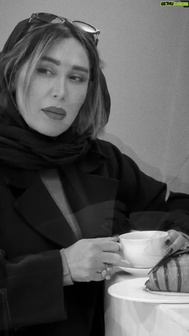 Sara Monjezi - 59.8K Likes - تا ابد کُت تنِ زنیه که یاد گرفته
بعد ویرانیها چه جوری خودشو دوباره
از نو بسازه.
جسور در اوج رنج ، 
قوی در اوج شکست،
 صبور در اوج قضاوت..
