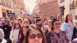 Sara Sálamo Instagram - Hoy tenía que estar en Sevilla leyendo el manifiesto del 8M.
Pero estoy en Málaga, en primera fila, sujetando una pancarta que ojalá no hiciera falta sostener.
No debería hacer falta que cada año salgamos a la calle a recordar que nos están matando!!!
Pero desde 2013: 640 mujeres han sido asesinadas en España por sus parejas o exparejas.
67 niños y niñas han sido asesinados por violencia vicaria.
Y 500 menores se han quedado huérfanos porque alguien decidió que la vida de su madre no valía nada.
Esto no son estadísticas sino vidas.
Hoy salimos a la calle con rabia. Con dolor. Con hartazgo!!
Porque cada número tiene un nombre.
Y porque lo verdaderamente insoportable es que todavía haya quien crea que exageramos.
No exageramos. Llegamos tarde.