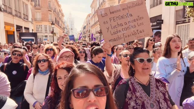 Sara Sálamo - 8.9K Likes - Hoy tenía que estar en Sevilla leyendo el manifiesto del 8M.

Pero estoy en Málaga, en primera fila, sujetando una pancarta que ojalá no hiciera falta sostener.

No debería hacer falta que cada año salgamos a la calle a recordar que nos están matando!!!

Pero desde 2013: 640 mujeres han sido asesinadas en España por sus parejas o exparejas.

67 niños y niñas han sido asesinados por violencia vicaria.

Y 500 menores se han quedado huérfanos porque alguien decidió que la vida de su madre no valía nada.

Esto no son estadísticas sino vidas.

Hoy salimos a la calle con rabia. Con dolor. Con hartazgo!!

Porque cada número tiene un nombre.
Y porque lo verdaderamente insoportable es que todavía haya quien crea que exageramos.

No exageramos. Llegamos tarde.