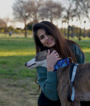 Sara Sálamo Instagram - Hubo una etapa de nuestra vida en la que éramos diez en casa.
Cinco perros, cinco humanos, ruido, pelos y felicidad.
Coco se fue hace unos años. Miel hace unos meses.
Y quien ha querido a un animal sabe que no “es un perro”. Es familia. Y cuando se van, dejan un silencio ensordecedor.
Hace unas semanas sentimos que teníamos espacio y amor que dar en nuestra casa y fuimos a dos refugios. Solo con la idea primero de mirar a los ojos y ver qué pasaba.
Y pasó.
Valle, una galga loca, elegante y con esa mezcla de nobleza y locura que tienen los galgos rescatados, nos robó el corazón. Y aunque es una destrozona en casa, nunca imaginamos que podría ser tan divertida. Gracias @siemprefielprotectora por traerla a nuestra vida.
Y luego apareció Gupi, pequeña, mestiza, con cara de zorrito y una energía que nos enamoró desde la primera vez que la vimos en @uprodea_doshermanas . Sobre todo, los más pequeños de la casa. Un flechazo de esos que dicen.
Ahora son cinco otra vez:
Drama, Terra, Doggie… y las nuevas, Valle y Gupi.
No hemos comprado. Hemos adoptado.
Porque hay miles de perros esperando en refugios, invisibles, maravillosos, llenos de amor listo para dar.
Porque cada adopción libera espacio para otro y porque sentimos que no debería haber otra forma de hacer las cosas después de ver a decenas de ellos esperando con esos ojitos el tener una familia donde tener una vida bonita.
Si estás pensando en sumar un miembro a tu familia, mira primero a los que esperan detrás de una jaula.
Adoptar no es un gesto bonito. Es una decisión responsable.
Y cambia dos vidas: la suya… y la tuya. 🥹🫶🏼
#AdoptaNoCompres #AdopciónResponsable