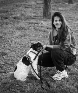 Sara Sálamo Instagram - Hubo una etapa de nuestra vida en la que éramos diez en casa.
Cinco perros, cinco humanos, ruido, pelos y felicidad.
Coco se fue hace unos años. Miel hace unos meses.
Y quien ha querido a un animal sabe que no “es un perro”. Es familia. Y cuando se van, dejan un silencio ensordecedor.
Hace unas semanas sentimos que teníamos espacio y amor que dar en nuestra casa y fuimos a dos refugios. Solo con la idea primero de mirar a los ojos y ver qué pasaba.
Y pasó.
Valle, una galga loca, elegante y con esa mezcla de nobleza y locura que tienen los galgos rescatados, nos robó el corazón. Y aunque es una destrozona en casa, nunca imaginamos que podría ser tan divertida. Gracias @siemprefielprotectora por traerla a nuestra vida.
Y luego apareció Gupi, pequeña, mestiza, con cara de zorrito y una energía que nos enamoró desde la primera vez que la vimos en @uprodea_doshermanas . Sobre todo, los más pequeños de la casa. Un flechazo de esos que dicen.
Ahora son cinco otra vez:
Drama, Terra, Doggie… y las nuevas, Valle y Gupi.
No hemos comprado. Hemos adoptado.
Porque hay miles de perros esperando en refugios, invisibles, maravillosos, llenos de amor listo para dar.
Porque cada adopción libera espacio para otro y porque sentimos que no debería haber otra forma de hacer las cosas después de ver a decenas de ellos esperando con esos ojitos el tener una familia donde tener una vida bonita.
Si estás pensando en sumar un miembro a tu familia, mira primero a los que esperan detrás de una jaula.
Adoptar no es un gesto bonito. Es una decisión responsable.
Y cambia dos vidas: la suya… y la tuya. 🥹🫶🏼
#AdoptaNoCompres #AdopciónResponsable