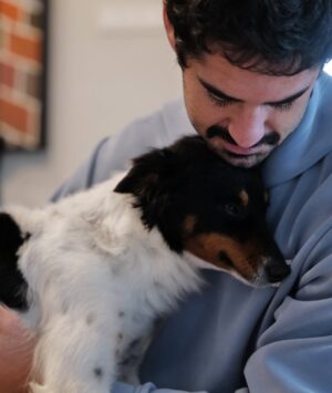 Sara Sálamo Instagram - Hubo una etapa de nuestra vida en la que éramos diez en casa.
Cinco perros, cinco humanos, ruido, pelos y felicidad.
Coco se fue hace unos años. Miel hace unos meses.
Y quien ha querido a un animal sabe que no “es un perro”. Es familia. Y cuando se van, dejan un silencio ensordecedor.
Hace unas semanas sentimos que teníamos espacio y amor que dar en nuestra casa y fuimos a dos refugios. Solo con la idea primero de mirar a los ojos y ver qué pasaba.
Y pasó.
Valle, una galga loca, elegante y con esa mezcla de nobleza y locura que tienen los galgos rescatados, nos robó el corazón. Y aunque es una destrozona en casa, nunca imaginamos que podría ser tan divertida. Gracias @siemprefielprotectora por traerla a nuestra vida.
Y luego apareció Gupi, pequeña, mestiza, con cara de zorrito y una energía que nos enamoró desde la primera vez que la vimos en @uprodea_doshermanas . Sobre todo, los más pequeños de la casa. Un flechazo de esos que dicen.
Ahora son cinco otra vez:
Drama, Terra, Doggie… y las nuevas, Valle y Gupi.
No hemos comprado. Hemos adoptado.
Porque hay miles de perros esperando en refugios, invisibles, maravillosos, llenos de amor listo para dar.
Porque cada adopción libera espacio para otro y porque sentimos que no debería haber otra forma de hacer las cosas después de ver a decenas de ellos esperando con esos ojitos el tener una familia donde tener una vida bonita.
Si estás pensando en sumar un miembro a tu familia, mira primero a los que esperan detrás de una jaula.
Adoptar no es un gesto bonito. Es una decisión responsable.
Y cambia dos vidas: la suya… y la tuya. 🥹🫶🏼
#AdoptaNoCompres #AdopciónResponsable