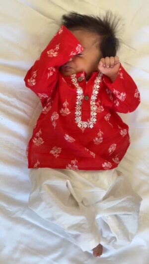 Sarah Hussain Instagram - Alhamdulillah for Ayaan’s first Iftaar Ki Dawaat 🥹🌙
@hopscotch.in sent us this adorable outfit from their Eid collection. 🤌🏻
Everyone couldn’t stop gushing over Ayaan & our home was filled with family, laughter, duas & the tastiest spread.
Check out their festive collection. Link in my Bio 🫶🏻 #ZingyZest #Ramzaan #Eid #Love