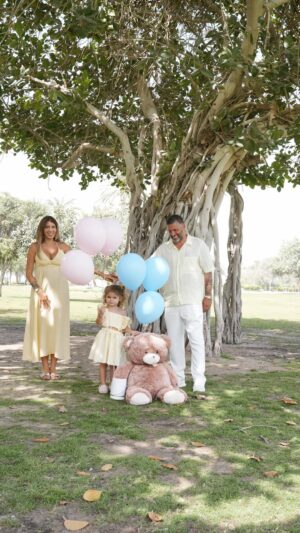Sarah Lopez Instagram - Il y a des moments dans une vie qu’on n’oublie jamais…
Et celui-ci en fait partie 💙

Te découvrir, t’imaginer, apprendre qui tu es…
Et réaliser que c’est toi. Notre fils.

Un petit garçon.
Notre petit garçon.

La vie nous offre encore une fois le plus beau des cadeaux.
On a tellement rêvé de toi, et aujourd’hui ton histoire commence déjà à s’écrire avec nous.

Ta grande sœur t’attend, et nous aussi… plus que tout.

Bienvenue dans notre monde, mon fils 💙🕊️

#genderreveal #itsaboy #babyboy #pregnancyannouncement #grossesse
