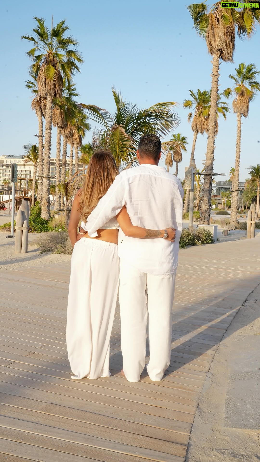 Sarah Lopez - 212.8K Likes - Bon… je crois que vous êtes beaucoup trop forts 😭🤍

Vous avez été TELLEMENT nombreux à le deviner ces dernières semaines…
Les messages, les “je sais”, les “ça se voit dans ton regard” 🥹

Oui… un petit secret grandissait en silence 🤍

Notre famille s’agrandit 🕊️✨

Merci d’être toujours là, à ressentir les choses avec moi, même quand je ne dis rien.

Tellement hâte de vivre cette nouvelle aventure avec vous 🥹

#BabyOnTheWay #FutureMaman #Grossesse #MomLife #FamilyLove 

🎥 @studio.one.dubai