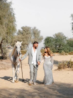 Sarah Lopez Instagram - Parce que vous faites partie de notre famille, retour en photos sur le plus beau jour de notre vie (avec la naissance de notre fille, bien sûr). Pour ceux qui l’ignorent, je suis une grande fan de chevaux. J’ai trouvé ce moment sublime. 🫶🏼

D’ailleurs, vous me recommandez de faire imprimer toutes les photos ? Laquelle me conseillez-vous d’encadrer ? 👰🏽‍♀️🤵🏻‍♂️💍🤍

Dress by @alaaduba 
📸 by @studio.one.dubai 
Hair by @shad.hair and @belhairacademy
