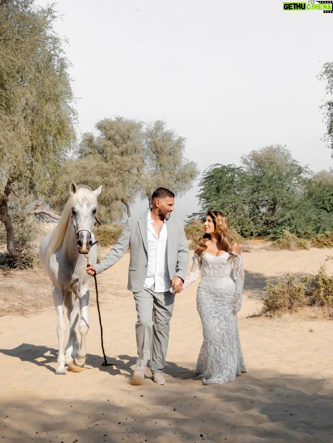 Sarah Lopez - 86.4K Likes - Parce que vous faites partie de notre famille, retour en photos sur le plus beau jour de notre vie (avec la naissance de notre fille, bien sûr). Pour ceux qui l’ignorent, je suis une grande fan de chevaux. J’ai trouvé ce moment sublime. 🫶🏼

D’ailleurs, vous me recommandez de faire imprimer toutes les photos ? Laquelle me conseillez-vous d’encadrer ? 👰🏽‍♀️🤵🏻‍♂️💍🤍

Dress by @alaaduba 
📸 by @studio.one.dubai 
Hair by @shad.hair and @belhairacademy