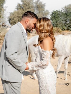 Sarah Lopez Instagram - Parce que vous faites partie de notre famille, retour en photos sur le plus beau jour de notre vie (avec la naissance de notre fille, bien sûr). Pour ceux qui l’ignorent, je suis une grande fan de chevaux. J’ai trouvé ce moment sublime. 🫶🏼

D’ailleurs, vous me recommandez de faire imprimer toutes les photos ? Laquelle me conseillez-vous d’encadrer ? 👰🏽‍♀️🤵🏻‍♂️💍🤍

Dress by @alaaduba 
📸 by @studio.one.dubai 
Hair by @shad.hair and @belhairacademy