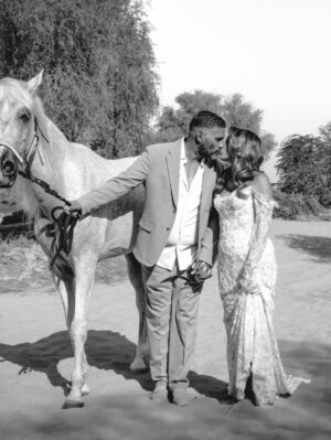Sarah Lopez Instagram - Parce que vous faites partie de notre famille, retour en photos sur le plus beau jour de notre vie (avec la naissance de notre fille, bien sûr). Pour ceux qui l’ignorent, je suis une grande fan de chevaux. J’ai trouvé ce moment sublime. 🫶🏼

D’ailleurs, vous me recommandez de faire imprimer toutes les photos ? Laquelle me conseillez-vous d’encadrer ? 👰🏽‍♀️🤵🏻‍♂️💍🤍

Dress by @alaaduba 
📸 by @studio.one.dubai 
Hair by @shad.hair and @belhairacademy