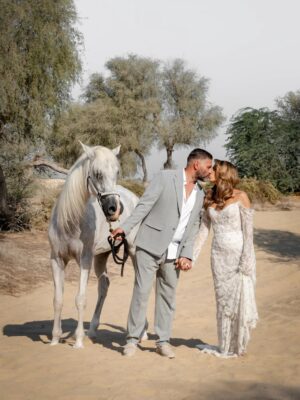 Sarah Lopez Instagram - Parce que vous faites partie de notre famille, retour en photos sur le plus beau jour de notre vie (avec la naissance de notre fille, bien sûr). Pour ceux qui l’ignorent, je suis une grande fan de chevaux. J’ai trouvé ce moment sublime. 🫶🏼

D’ailleurs, vous me recommandez de faire imprimer toutes les photos ? Laquelle me conseillez-vous d’encadrer ? 👰🏽‍♀️🤵🏻‍♂️💍🤍

Dress by @alaaduba 
📸 by @studio.one.dubai 
Hair by @shad.hair and @belhairacademy