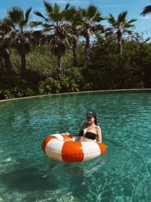 Saraí Meza Instagram - postcards from puerto con una de mis marcas favoritas ☀️🌊👙🐚
nada como coincidir con mujeres tan inspiradoras.
gracias!  @etam_mx @etam 

fotitos por el mejor @samtakataka !!!