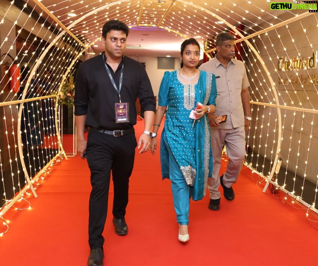 Saranya JaiKumar - 1.7K Likes - நிமிர்ந்த நன்னடை நேர்கொண்ட பார்வையும்,
நிலத்தில் யார்க்கும் அஞ்சாத நெறிகளும்,
திமிர்ந்த ஞானச் செருக்கும் இருப்பதால்
செம்மை மாதர் திறம்புவ தில்லையாம்;
அமிழ்ந்து பேரிரு ளாமறி யாமையில்
அவல மெய்திக் கலையின்றி வாழ்வதை
உமிழ்ந்து தள்ளுதல் பெண்ணற மாகுமாம்
உதய கன்ன உரைப்பது கேட்டிரோ!

Happy to be at the annual @raindropsscharityfoundation women’s day event .
