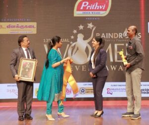 Saranya JaiKumar Instagram - நிமிர்ந்த நன்னடை நேர்கொண்ட பார்வையும்,
நிலத்தில் யார்க்கும் அஞ்சாத நெறிகளும்,
திமிர்ந்த ஞானச் செருக்கும் இருப்பதால்
செம்மை மாதர் திறம்புவ தில்லையாம்;
அமிழ்ந்து பேரிரு ளாமறி யாமையில்
அவல மெய்திக் கலையின்றி வாழ்வதை
உமிழ்ந்து தள்ளுதல் பெண்ணற மாகுமாம்
உதய கன்ன உரைப்பது கேட்டிரோ!

Happy to be at the annual @raindropsscharityfoundation women’s day event .