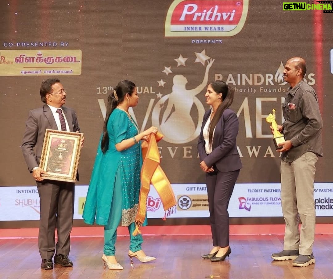 Saranya JaiKumar - 1.7K Likes - நிமிர்ந்த நன்னடை நேர்கொண்ட பார்வையும்,
நிலத்தில் யார்க்கும் அஞ்சாத நெறிகளும்,
திமிர்ந்த ஞானச் செருக்கும் இருப்பதால்
செம்மை மாதர் திறம்புவ தில்லையாம்;
அமிழ்ந்து பேரிரு ளாமறி யாமையில்
அவல மெய்திக் கலையின்றி வாழ்வதை
உமிழ்ந்து தள்ளுதல் பெண்ணற மாகுமாம்
உதய கன்ன உரைப்பது கேட்டிரோ!

Happy to be at the annual @raindropsscharityfoundation women’s day event .