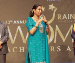 Saranya JaiKumar Instagram - நிமிர்ந்த நன்னடை நேர்கொண்ட பார்வையும்,
நிலத்தில் யார்க்கும் அஞ்சாத நெறிகளும்,
திமிர்ந்த ஞானச் செருக்கும் இருப்பதால்
செம்மை மாதர் திறம்புவ தில்லையாம்;
அமிழ்ந்து பேரிரு ளாமறி யாமையில்
அவல மெய்திக் கலையின்றி வாழ்வதை
உமிழ்ந்து தள்ளுதல் பெண்ணற மாகுமாம்
உதய கன்ன உரைப்பது கேட்டிரோ!

Happy to be at the annual @raindropsscharityfoundation women’s day event .