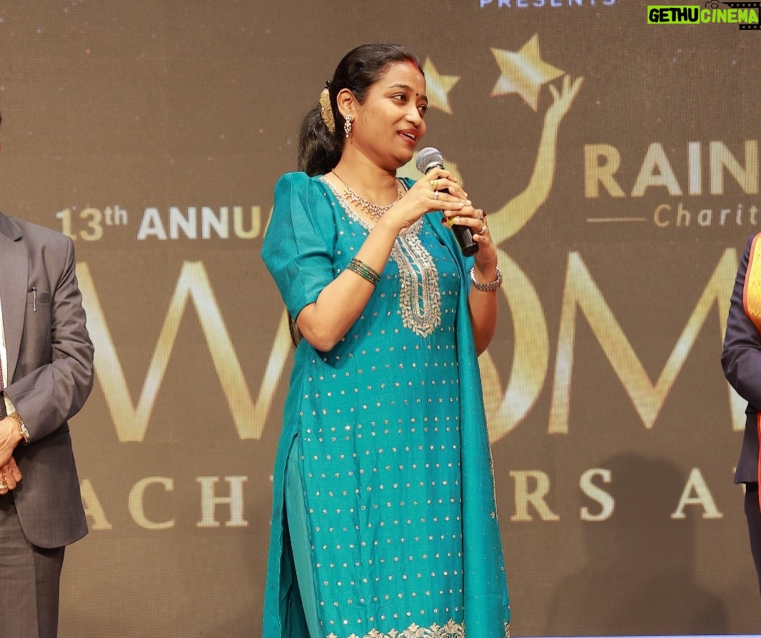 Saranya JaiKumar - 1.7K Likes - நிமிர்ந்த நன்னடை நேர்கொண்ட பார்வையும்,
நிலத்தில் யார்க்கும் அஞ்சாத நெறிகளும்,
திமிர்ந்த ஞானச் செருக்கும் இருப்பதால்
செம்மை மாதர் திறம்புவ தில்லையாம்;
அமிழ்ந்து பேரிரு ளாமறி யாமையில்
அவல மெய்திக் கலையின்றி வாழ்வதை
உமிழ்ந்து தள்ளுதல் பெண்ணற மாகுமாம்
உதய கன்ன உரைப்பது கேட்டிரோ!

Happy to be at the annual @raindropsscharityfoundation women’s day event .