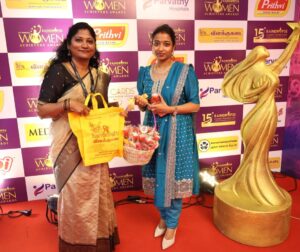 Saranya JaiKumar Instagram - நிமிர்ந்த நன்னடை நேர்கொண்ட பார்வையும்,
நிலத்தில் யார்க்கும் அஞ்சாத நெறிகளும்,
திமிர்ந்த ஞானச் செருக்கும் இருப்பதால்
செம்மை மாதர் திறம்புவ தில்லையாம்;
அமிழ்ந்து பேரிரு ளாமறி யாமையில்
அவல மெய்திக் கலையின்றி வாழ்வதை
உமிழ்ந்து தள்ளுதல் பெண்ணற மாகுமாம்
உதய கன்ன உரைப்பது கேட்டிரோ!

Happy to be at the annual @raindropsscharityfoundation women’s day event .