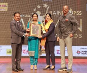 Saranya JaiKumar Instagram - நிமிர்ந்த நன்னடை நேர்கொண்ட பார்வையும்,
நிலத்தில் யார்க்கும் அஞ்சாத நெறிகளும்,
திமிர்ந்த ஞானச் செருக்கும் இருப்பதால்
செம்மை மாதர் திறம்புவ தில்லையாம்;
அமிழ்ந்து பேரிரு ளாமறி யாமையில்
அவல மெய்திக் கலையின்றி வாழ்வதை
உமிழ்ந்து தள்ளுதல் பெண்ணற மாகுமாம்
உதய கன்ன உரைப்பது கேட்டிரோ!

Happy to be at the annual @raindropsscharityfoundation women’s day event .
