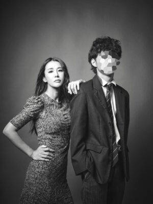 Sarina Suzuki Instagram - 2月23日、今日は息子16歳、ママ16歳の誕生日。

私はどうやら愛情深い性格のようで若い頃はそれが故に
孤独を抱え勝手に傷ついてた。
リオトが生まれた日多幸感に包まれ、大号泣して以来
わたしはこの子の母親になる為にこれまでの人生があったんだと腑に落ち、満たされた。
シングルママで奮闘する日々は自分自身の学びと成長でしかなく、ここでは経緯を省くのだけれどインターナショナル教育に全振りし高額な学費を払う為に仕事も頑張れた。この日わたしが母になったことで私の人生はほんとに豊かなものになり、強く逞しくなれました。
なので、2月23日は息子の誕生日であり、新しい自分の誕生日でもある大切な日。

16歳のリオトは自分の夢に向かい歩きはじめ、わたしの役割は変わらず愛情を注ぎ、彼の勇気と自信を更に強固にするための丁寧なコミュニケーションそして、更に高額になった学費を払う事。笑
はじまり出した親離れ、なんなら頼りになる場面も多くなり、
成長した自分以上に成長する息子に子供は未来の宝なんだと実感します。
息子の成長とともに自分のために使える時間も増えたので自分のやりたいこと更にやって、自分の命使いきります。

2月23日リオトと私
お誕生日おめでとう。

#riototomama 
↑育児日記