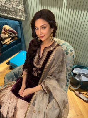 Saumya Tandon Instagram - Ulfat for you!. 
It’s absolutely overwhelming to receive so much love and appreciation for my part in #Dhurandhar. It wasn’t a long screen time, but so many of you told me the character made an impact and that means the world. I genuinely didn’t expect this response.

Credit goes to @adityadharfilms. He had told me I would make a mark, and he wrote the scenes with such clarity and depth. Every character is beautifully etched out, and his vision lets everyone shine. Thank you for making me a part of this cult film.

Working opposite Akshay Khanna was an absolute treat. I’ve always admired him, and I learnt so much on set. I truly feel we make a great pairhoping we get to create that magic again.

@ranveersingh, you are pure gold. You’ve delivered one of your best performances, and I hope this is yet another beautiful beginning for you. Love always.

@ojas_gautam you are so talented , the way you give narration and kept me briefed at your age you have maturity and calmness , can’t believe where you will reach after 5 years. Proud of you. 

@shashwatology, your music was pure magic, can’t imagine the film without that soul-stirring soundtrack.

Thanks for this one @mukeshchhabracc , @ipankajr thanks so much. 

@duttsanjay @actormaddy @rampal72 @saraarjunn @danishpandor @therakeshbedi ,  every one of you was fantastic.

Thanks @smriti.schauhan for dressing me with so much love and perfection. Wearing @shadesofindia 

Fab work congratulations @preetisheel 

Thank you for having me.
#JyotiDeshpande @dhar_lokesh @officialjiostudios @b62studios