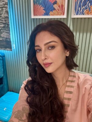 Saumya Tandon Instagram - Ulfat for you!. 
It’s absolutely overwhelming to receive so much love and appreciation for my part in #Dhurandhar. It wasn’t a long screen time, but so many of you told me the character made an impact and that means the world. I genuinely didn’t expect this response.

Credit goes to @adityadharfilms. He had told me I would make a mark, and he wrote the scenes with such clarity and depth. Every character is beautifully etched out, and his vision lets everyone shine. Thank you for making me a part of this cult film.

Working opposite Akshay Khanna was an absolute treat. I’ve always admired him, and I learnt so much on set. I truly feel we make a great pairhoping we get to create that magic again.

@ranveersingh, you are pure gold. You’ve delivered one of your best performances, and I hope this is yet another beautiful beginning for you. Love always.

@ojas_gautam you are so talented , the way you give narration and kept me briefed at your age you have maturity and calmness , can’t believe where you will reach after 5 years. Proud of you. 

@shashwatology, your music was pure magic, can’t imagine the film without that soul-stirring soundtrack.

Thanks for this one @mukeshchhabracc , @ipankajr thanks so much. 

@duttsanjay @actormaddy @rampal72 @saraarjunn @danishpandor @therakeshbedi ,  every one of you was fantastic.

Thanks @smriti.schauhan for dressing me with so much love and perfection. Wearing @shadesofindia 

Fab work congratulations @preetisheel 

Thank you for having me.
#JyotiDeshpande @dhar_lokesh @officialjiostudios @b62studios