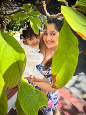 Sayyeshaa Saigal Instagram - My heartbeat! ❤️🧿 
@arianajofficial 

#mama#baby#girl#love#forever