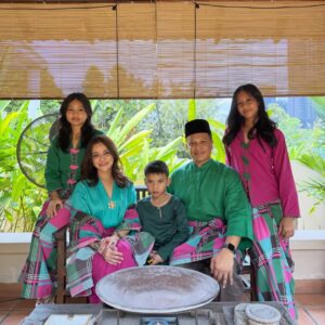 Sazzy Falak Instagram - Raya family photo #nashsazzy #nashsazzyraya