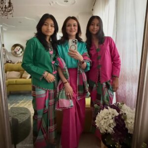 Sazzy Falak Instagram - Selamat Hari Raya! 

Maaf Zahir dan Batin ❤️

Us ladies in @by.syomsz