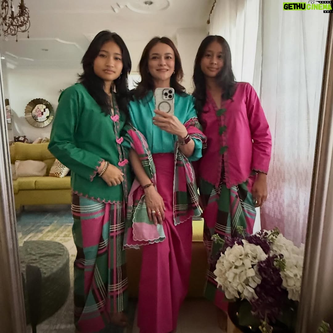 Sazzy Falak - 1K Likes - Selamat Hari Raya! 

Maaf Zahir dan Batin ❤️

Us ladies in @by.syomsz