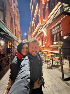 Scarlet Ortiz Instagram - Así vamos por estos lados 🇹🇷🙌🏻🧿 @yulburkle @ortizscarlet #losbürkleortiz #turkey #filming🎬