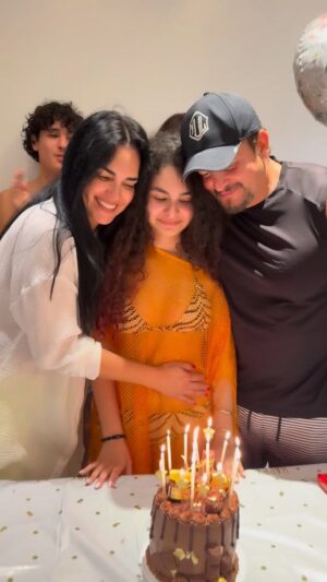 Scarlet Ortiz Instagram - Y llegaron los 16 años 🥳🎂🎉 @barbarabrianaburkle te amamosssss❤️❤️
Gracias @gabyscuisinee por tan delicioso cake 🙌🏻
#losbürkleortiz #16años #barbarabürkleortiz